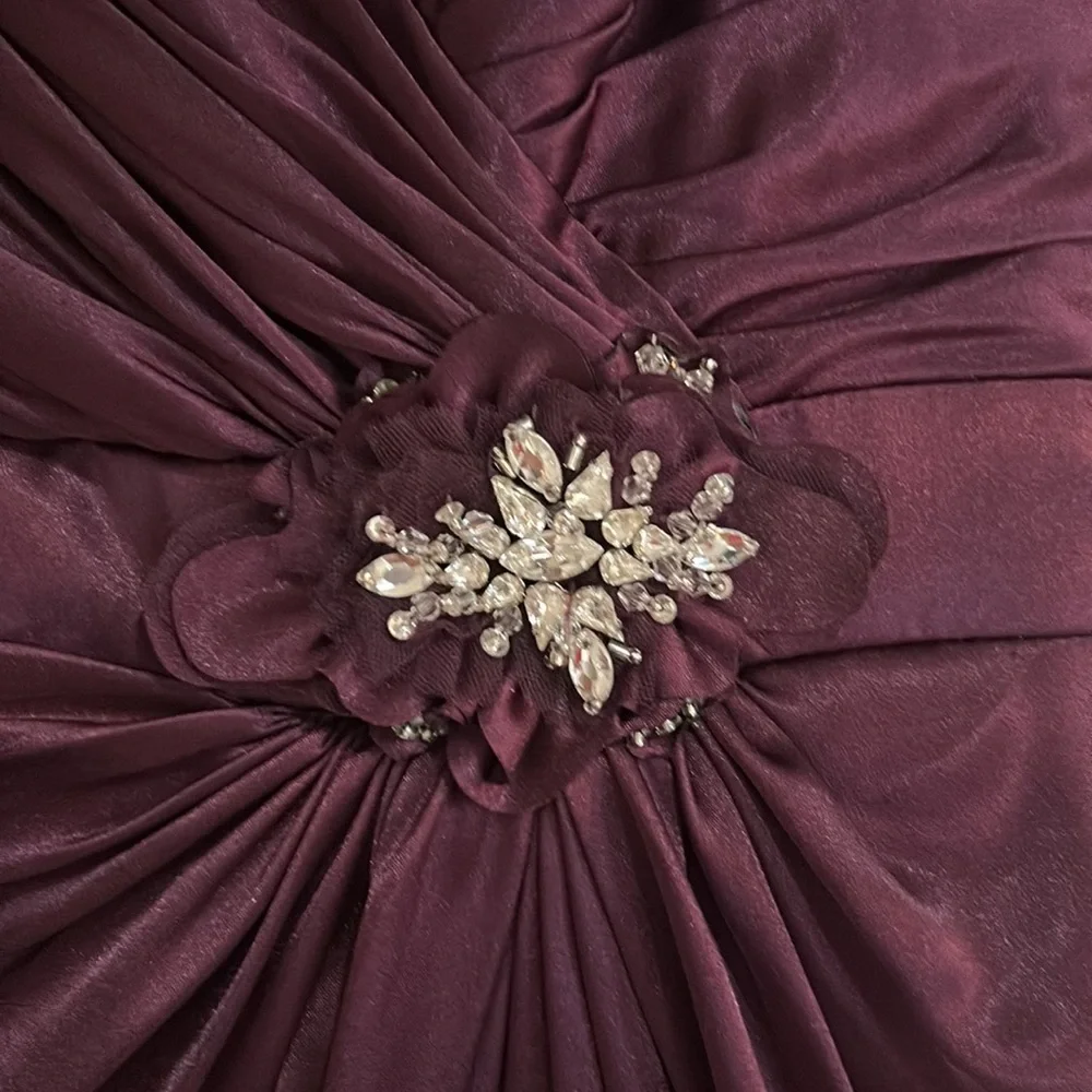 Beautiful Formal/bridesmaid/mother of the bride dress with crystal detail - Picture 2 of 5